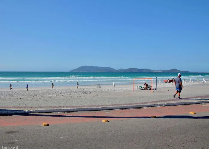 A 5 minutos andando ate a PRAIA DO FORTE Cabo Frio ,1 quarto, ar condicionado,cozinha ,garagem , ao lado de restaurantes e comercio